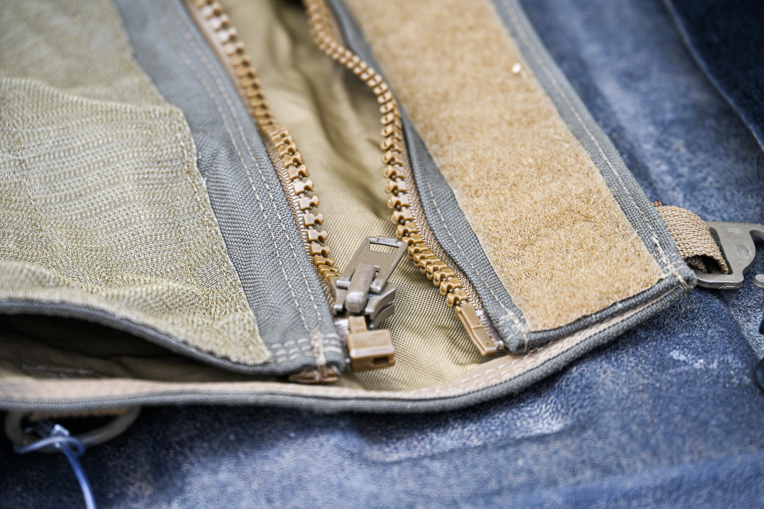 Heavy duty zipper