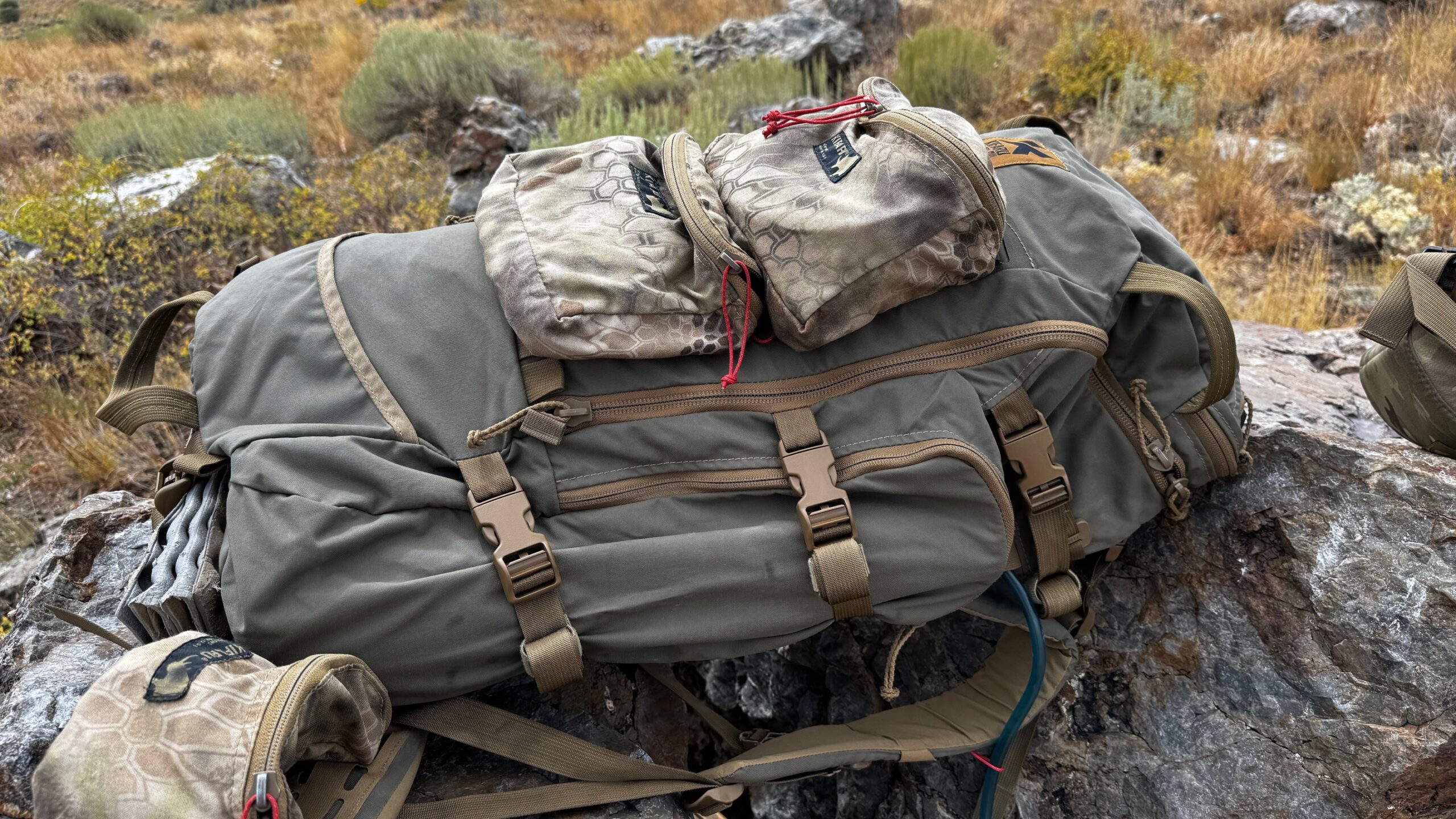 The location of attachment for the compression straps has moved to the outside of the main zippers. 