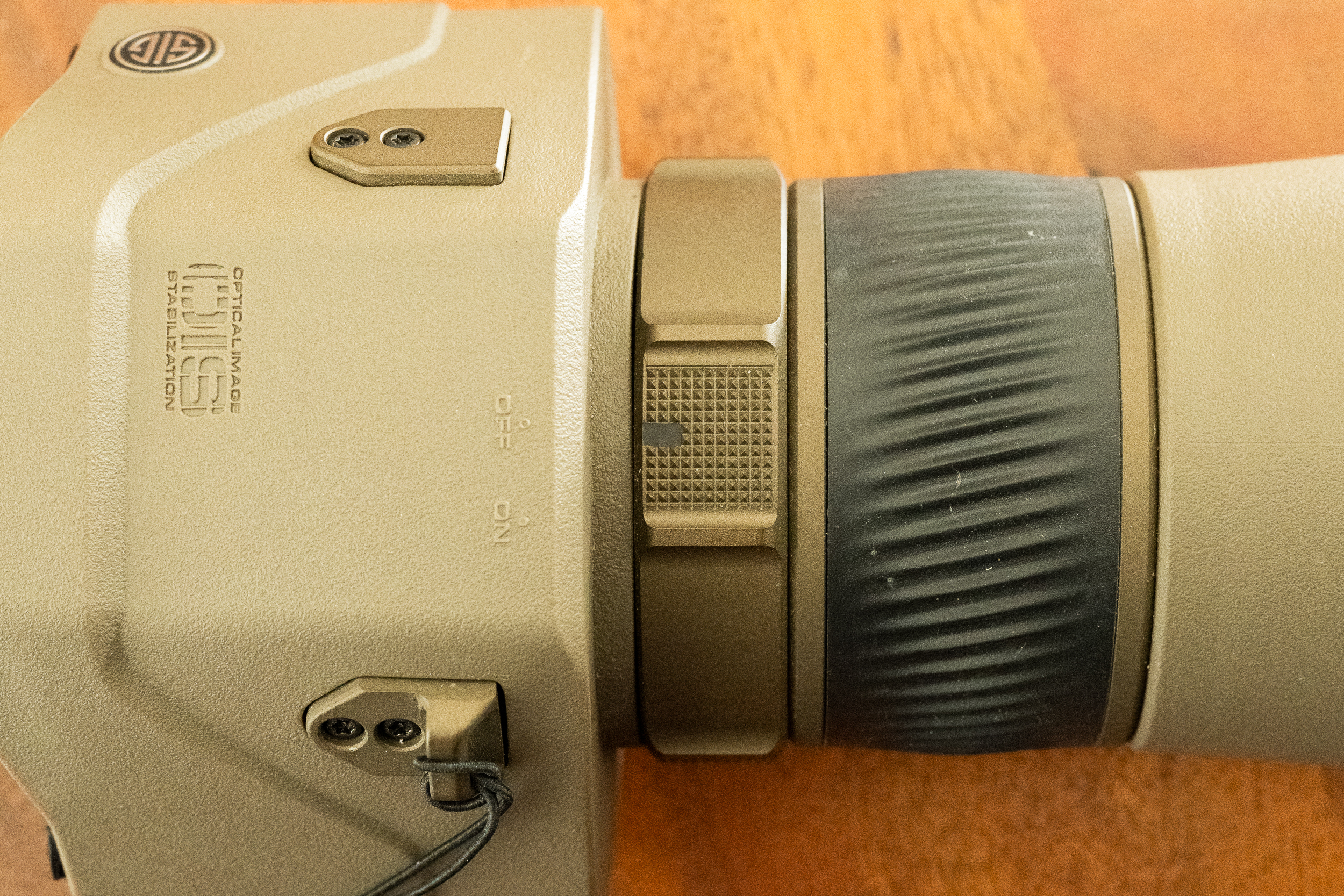 A collar-type switch activates the Optical Image Stabilization.
