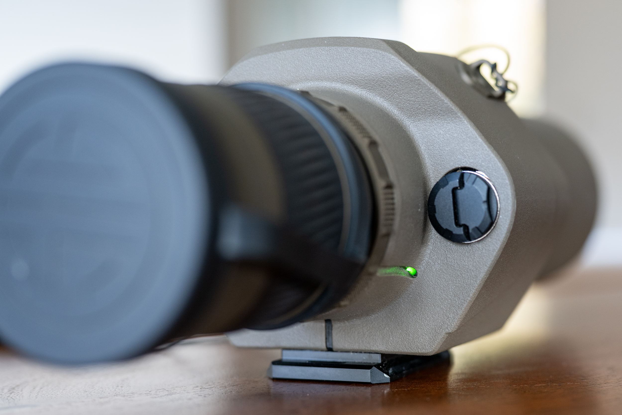 A small indicator light reminds the hunter that stabilization is active.